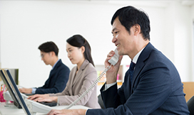 査定についての内容を説明するスタッフ