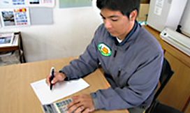 査定内容の報告書をまとめるスタッフ