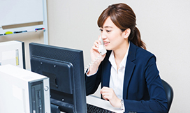 無料査定の報告をするスタッフ